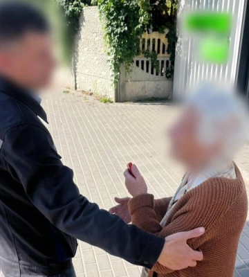 Патрульні Рівного повернули додому 88-річну жінку, що заблукала