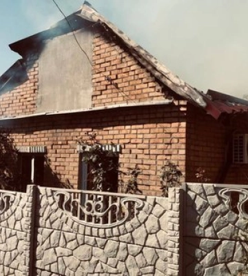 Рашисти вдарили FPV-дроном по будинку в Нікополі: загинула жінка, виникла пожежа. ФОТОрепортаж