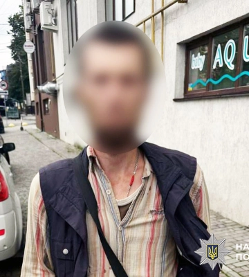 У Хмельницькому поліцейські затримали злодюгу, який на вулиці нахабно обікрав жінку
