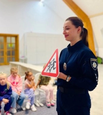 Поліція Ужгорода навчає школярів правил безпеки на дорозі