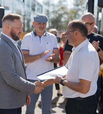 Ще 10 шкільних автобусів передали громадам Полтавщини