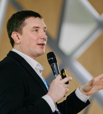 У центрі Львова малюють лавки