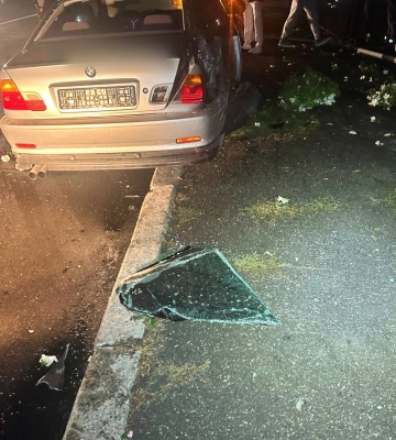 На Волині водійка BMW збила вуличний ліхтар на узбіччі