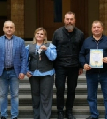 Ясінянська громада на Закарпатті отримала новий шкільний автобус