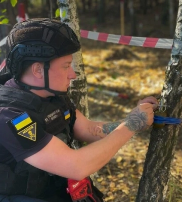На Київщині знайдено бойову гранату, яка була встановлена на розтяжці на дереві