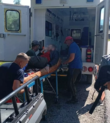 На Закарпатті рятувальники ДСНС першими допомогли мотоциклісту, який травмувався у горах. ФОТО