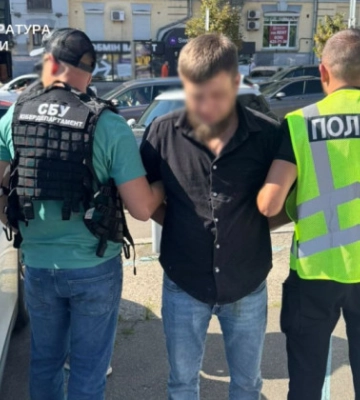 У Києві затримали ділка, який за $15000 допоміг зняти чоловіка з розшуку та «працевлаштувати» для бронювання