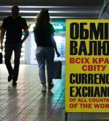 Курс гривні знижується на готівковому ринку