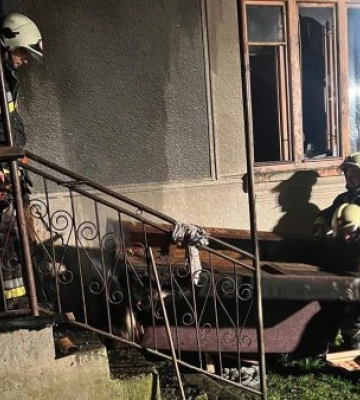 На Ужгородщині сусіди врятували чоловіка з палаючого будинку