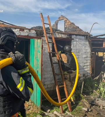 Внаслідок ранкового удару КАБ в селі на Харківщині спалахнула пожежа 
