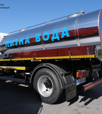 Вантажівка, автоцистерна, сміттєвоз і не тільки: громади Запорізької області отримали нову спецтехніку