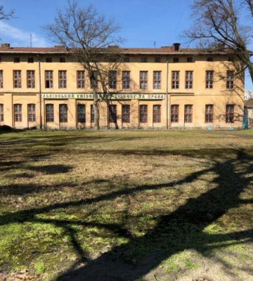 Заважали руху пішоходів: у центрі Львова демонтовують ще два кіоски