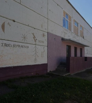 Мистецтво з уламків: харків’янин створив символічний стрит-артпроєкт на руїнах школи (ФОТО)