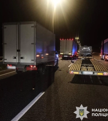 На Київщині мотоцикл зіткнувся з бусиком та кількома автівками: водій двоколісника не вижив