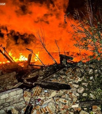 Селище Приколотне вночі на Харківщині зазнало удару окупантів: загинула людина, спалахнула пожежа