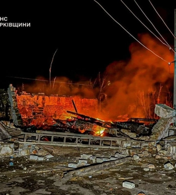 Селище Приколотне вночі на Харківщині зазнало удару окупантів: загинула людина, спалахнула пожежа