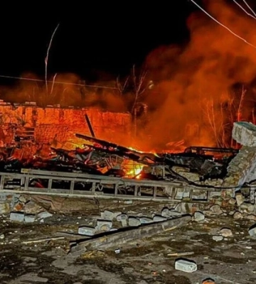 Селище Приколотне вночі на Харківщині зазнало удару окупантів: загинула людина, спалахнула пожежа