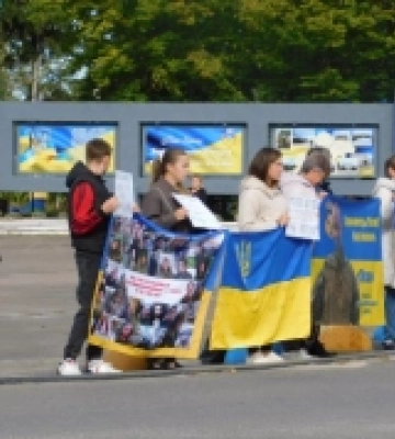 Пекло невідомості: у громаді на Рівненщині рідні зниклих безвісти захисників влаштували тиху акцію