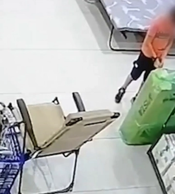 У Києві 6-річний хлопчик підпалив товар і спричинив пожежу в гіпермаркеті, фото та відео