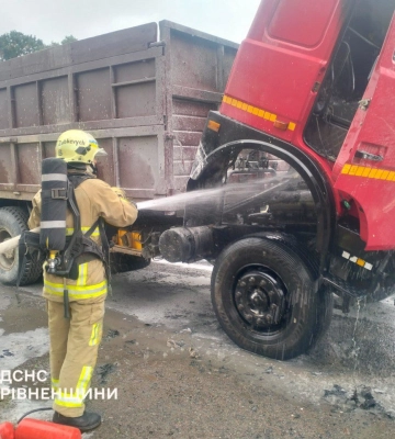 На Дубенщині рятувальники загасили пожежу в кабіні вантажівки