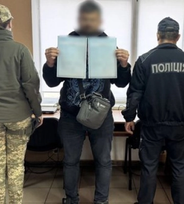 Підробив свідоцтва про народження двійнят для виїзду за кордон: на Вінниччині затримано чоловіка, - ДПСУ. ФОТОрепортаж
