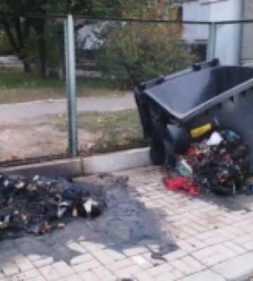 Вночі у Миколаєві згоріло вісім контейнерів для сміття