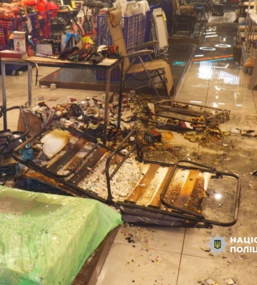 У Києві 6-річний хлопчик підпалив товар і спричинив пожежу в гіпермаркеті, фото та відео
