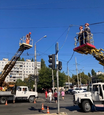 На площі Незалежності в Одесі комунальники модернізують світлофор