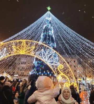 У Полтаві вперше від початку повномасштабної війни встановлять головну новорічну ялинку
