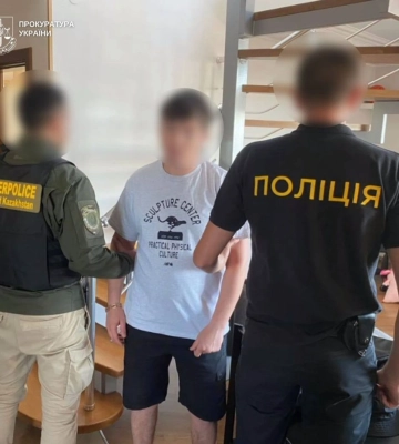 Ошукували громадян Казахстану: викрито і припинено діяльність шахрайського кол-центру на Буковині. ФОТОрепортаж