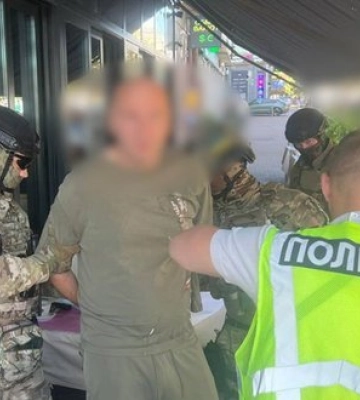 $82 000 за помощь в пересечении границы: в Киеве полиция задержала организатора схемы. ФОТОрепортаж