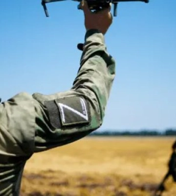 Российский FPV-дрон атаковал гражданский автомобиль в Харьковской области: пострадали три человека