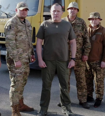 "Українська команда" передала вантажівку батальйону "Свобода" на фронт – Палатний