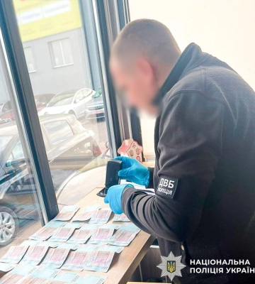 Чоловік з Корця за хабар продавав дівчині «права»