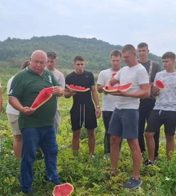 На Львівщині студенти вчаться вирощувати кавуни