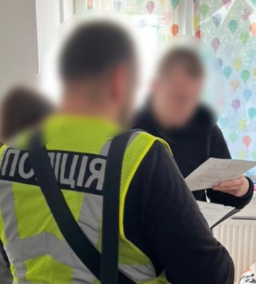Ошукували громадян Казахстану: викрито і припинено діяльність шахрайського кол-центру на Буковині. ФОТОрепортаж