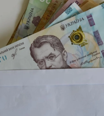 На Закарпатті сільради забули виплатити допомогу дітям-сиротам