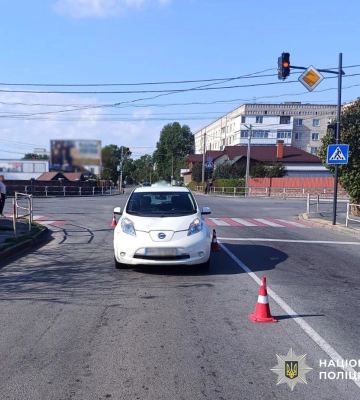 У Звягелі, що на Житомирщині, автомобіль Nissan Leaf збив пішохода, - поліція