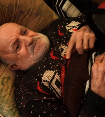 Прикутого до ліжка чоловіка, який залишився без догляду через мобілізацію єдиного сина, забрали до лікарні