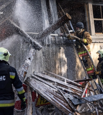 Рятувальники ліквідували пожежі після ворожих атак на Суми