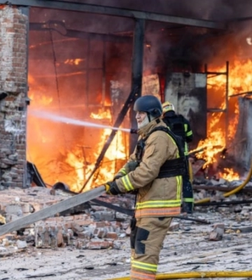 Рятувальники ліквідували пожежі після ворожих атак на Суми