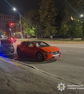 У Вінниці маленька дівчинка несподівано вибігла на дорогу та потрапила під легковик. ФОТО