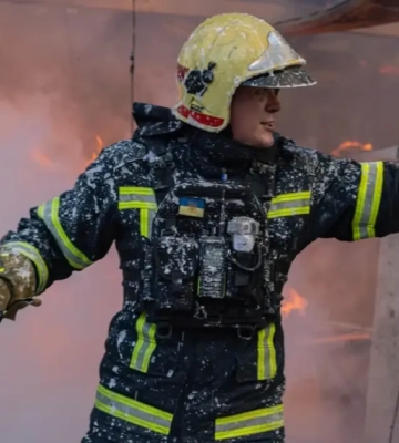 У Сумах рятувальники гасили пожежі під ворожим обстрілом, у ДСНС показали, як це було