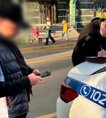 Чоловік бив собаку на вулиці в Києві: йому загрожує штраф та вилучення тварини