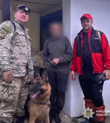 На Рахівщині у лісі всю ніч шукали пенсіонера: допоміг службовий собака