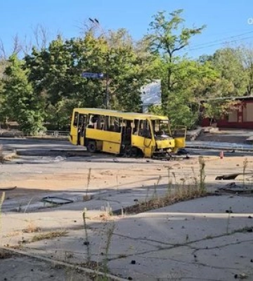 Оккупанты нанесли артиллерийский удар по Херсону: уничтожен автобус, ранены 3 человека. ВИДЕО