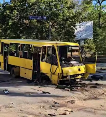 Россияне ударили авиабомбами и артиллерией по центру Херсона, есть пострадавшaя