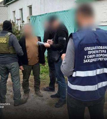 Вимагали 5,5 тисяч доларів за переведення військового в тил: на Хмельниччині оголосили підозру двом прикордонникам