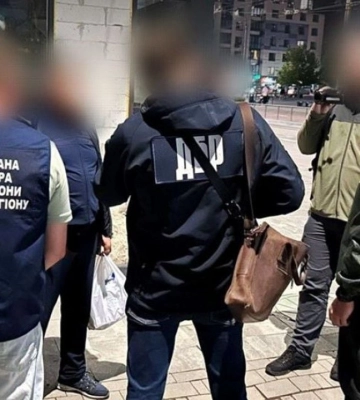 Вимагали 5,5 тисяч доларів за переведення військового в тил: на Хмельниччині оголосили підозру двом прикордонникам