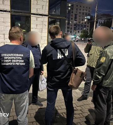 Вимагали 5,5 тисяч доларів за переведення військового в тил: на Хмельниччині оголосили підозру двом прикордонникам